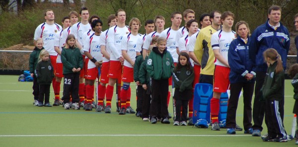 Aufstellung vor dem Spiel mit Kindern des Club zur Vahr. Foto: F. Selzer